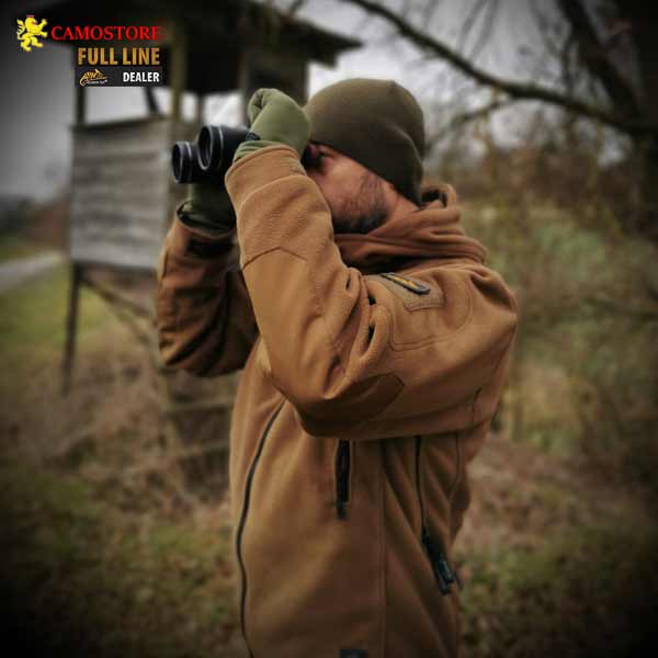 Mann mit Fernglas und Patriot Fleecejacke von Helikon-Tex