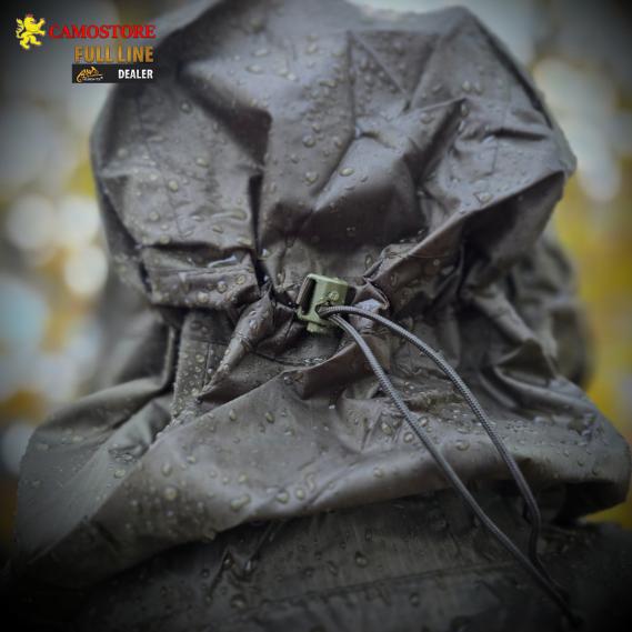 Kompakt verpackter Helikon-Tex Lightweight Poncho im Transportbeutel – ultraleicht und platzsparend