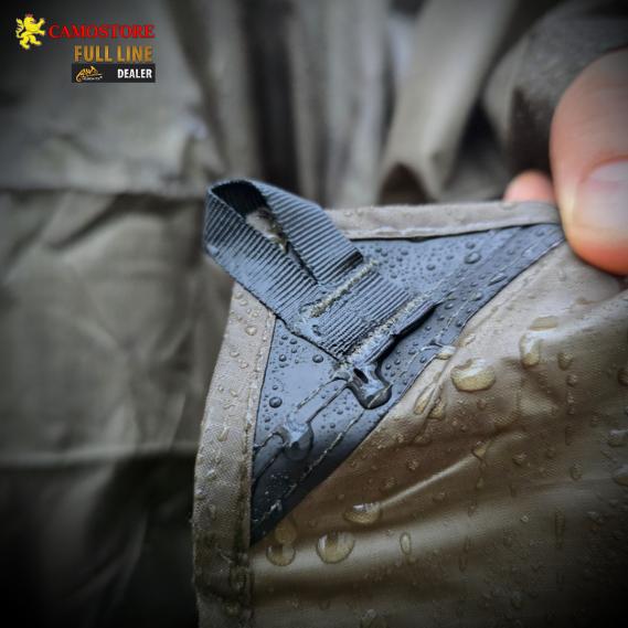 Kompakt verpackter Helikon-Tex Lightweight Poncho im Transportbeutel – ultraleicht und platzsparend