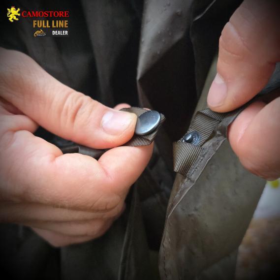 Kompakt verpackter Helikon-Tex Lightweight Poncho im Transportbeutel – ultraleicht und platzsparend