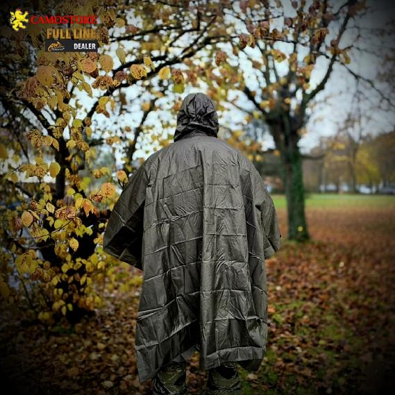 Kompakt verpackter Helikon-Tex Lightweight Poncho im Transportbeutel – ultraleicht und platzsparend