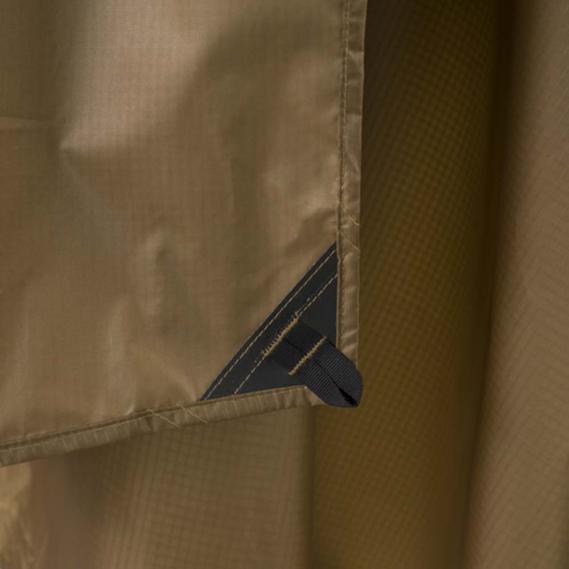 Nahaufnahme des reißfesten Ripstop-Gewebes des Helikon-Tex Lightweight Poncho – robustes, langlebiges Material