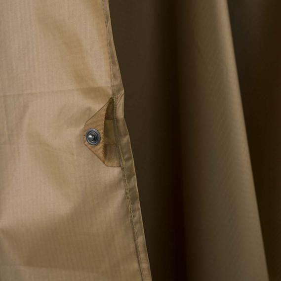 Nahaufnahme des reißfesten Ripstop-Gewebes des Helikon-Tex Lightweight Poncho – robustes, langlebiges Material