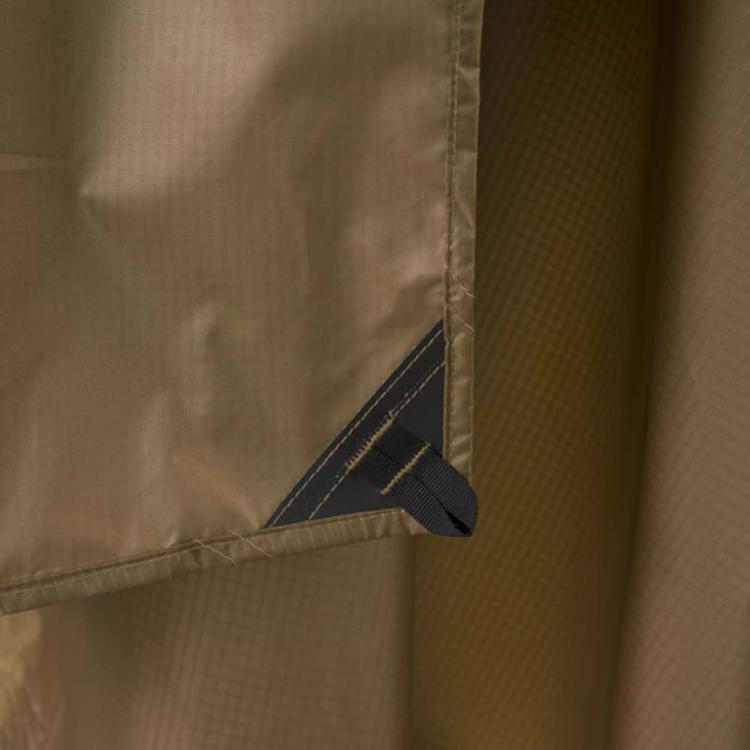 Nahaufnahme des reißfesten Ripstop-Gewebes des Helikon-Tex Lightweight Poncho – robustes, langlebiges Material