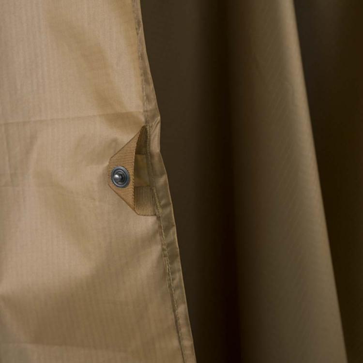 Nahaufnahme des reißfesten Ripstop-Gewebes des Helikon-Tex Lightweight Poncho – robustes, langlebiges Material