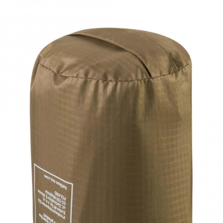 Kompakt verpackter Helikon-Tex Lightweight Poncho im Transportbeutel – ultraleicht und platzsparend